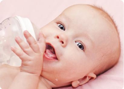 Нужно ли давать новорожденному воду: сколько и когда допаивать ребенка при грудном и искусственном вскармливании?